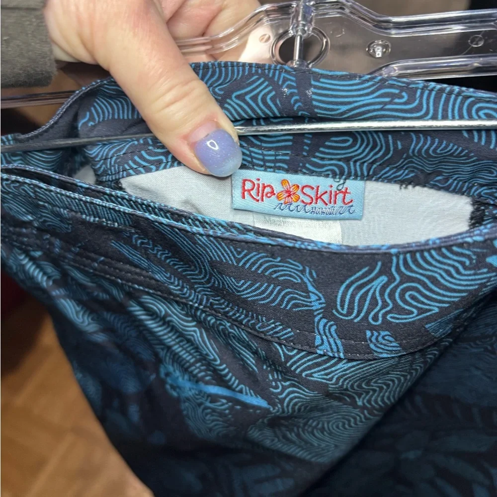 Ripskirt Hawaii coverup, Tropical Print Skirt in Black and Blue - Picture 2 of 3